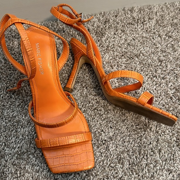 NWOT Marc Fisher Women's Deric Heeled Sandal in Orange Size 8 - Picture 8 of 13